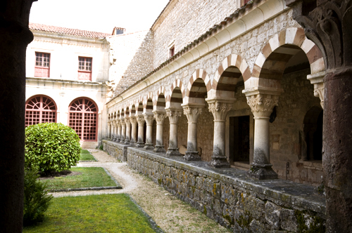 Vista externa de la galería este del claustro de Cardeña